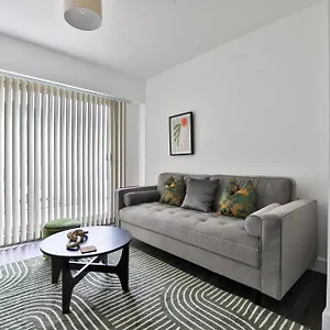 Apartment Elegant 2-Bed Flat With Parking & Balcony